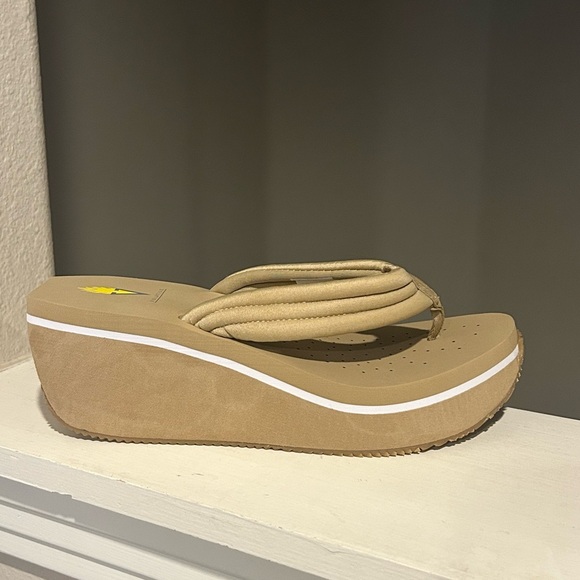 VOLATILE Women's Platform Wedge Zoe Sandals Size 11 NIB - Picture 2 of 10